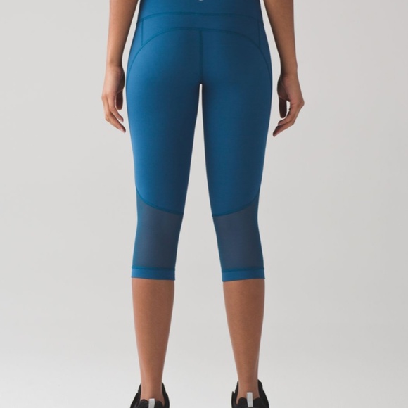 Lululemon Blue Cropped 17” Leggings with Mesh Panels - Picture 10 of 15